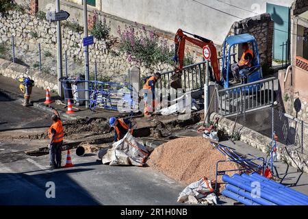 Marseille, Frankreich. 02. Mai 2023. Eine Baumaschine und Arbeiter werden an einem Standort zur Erneuerung des Trinkwassernetzes gesehen. Die Société Eau de Marseille Métropole, die im Namen der Aix Marseille Provence Métropole handelt, ersetzt 827 Meter Trinkwasserrohre im 16. Arrondissement von Marseille. Die Erneuerung dieses Trinkwassernetzes, die am 2. Januar 2023 begann, sollte am 28. Juli 2023 enden. Kredit: SOPA Images Limited/Alamy Live News Stockfoto