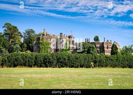 Berkeley, England, Großbritannien - 7. August 2022: Blick auf das Berkeley Castle an einem sonnigen Tag. Raum in den Himmel kopieren. Stockfoto