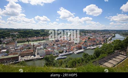 Blick vom Veste Oberhaus auf die bayerische Stadt Passau in Deutschland. Stockfoto