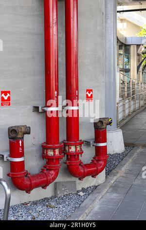 Feuerhydranten-Standrohre oder Feuerlöschanschluss im Hochhaus zur Wasserversorgung der Anlage im Notfall. Konzept der Brandschutzausrüstung. Stockfoto