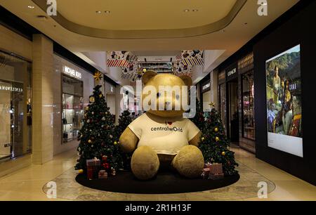 Süße Big Bear-Puppen im luxuriösen Kaufhaus zur Weihnachtsfeier. Stockfoto