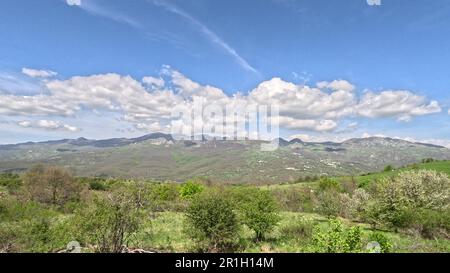 Die Landschaft von Pietransieri, einem kleinen Dorf in den Bergen Mittelitaliens. Stockfoto