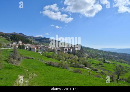 Die Landschaft von Pietransieri, einem kleinen Dorf in den Bergen Mittelitaliens. Stockfoto