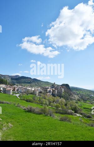 Die Landschaft von Pietransieri, einem kleinen Dorf in den Bergen Mittelitaliens. Stockfoto