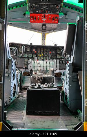 Armaturentafel oder Bedienpult von alten Militärtransportflugzeugen der Klasse C123. Stockfoto