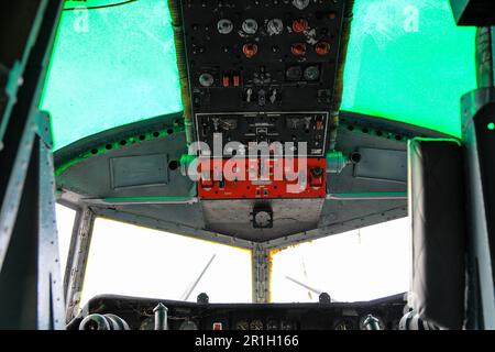 Armaturenbrett oder Steuertafel über dem Kopf von alten Militärtransportflugzeugen. Stockfoto
