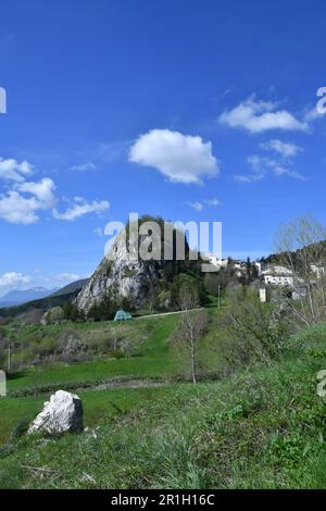 Die Landschaft von Pietransieri, einem kleinen Dorf in den Bergen Mittelitaliens. Stockfoto