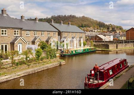 Neben dem Monmouthshire- und dem Brecon Canal-Becken in Brecon (Aberhonddu), Powys, Wales, Großbritannien, werden neue Häuser gebaut Stockfoto