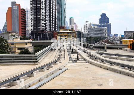 Bau der Gleisstrecke des Mass Rail Transit, Eisenbahnbau auf dem Skytrain-Viadukt. Stockfoto