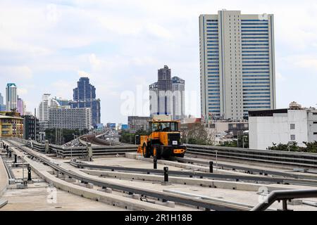 Instandhaltungsbaufahrzeug der Mass Rail Transit Gleisstrecke, Bahnbauarbeiten am Skytrain-Viadukt. Stockfoto