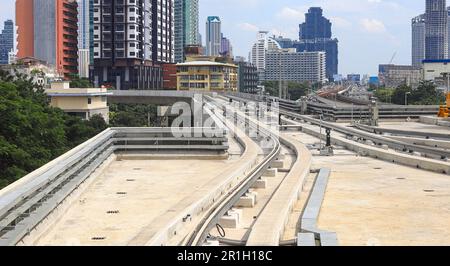 Bau der Gleisstrecke des Mass Rail Transit, Eisenbahnbau auf dem Skytrain-Viadukt. Stockfoto