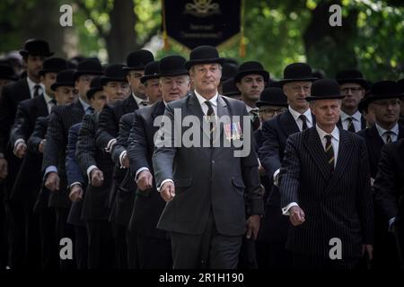 London, Großbritannien. 14. Mai 2023 Ehemalige und diensthabende Mitglieder britischer Kavallerie-Regimente versammeln sich zum alljährlichen Kavallerie-Sonntag im Hyde Park. Offiziere und Soldaten der Kavallerie und der Yeomanry-Regimente der Britischen Armee marschieren zu einem kurzen Gottesdienst und einer Gedenkfeier rund um den Bandstand in der südöstlichen Ecke des Hyde Park. Die alten Soldaten tragen normalerweise Anzüge mit Bowler-Hüten und marschieren mit gefalteten Regenschirmen. Kredit: Guy Corbishley/Alamy Live News Stockfoto