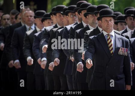 London, Großbritannien. 14. Mai 2023 Ehemalige und diensthabende Mitglieder britischer Kavallerie-Regimente versammeln sich zum alljährlichen Kavallerie-Sonntag im Hyde Park. Offiziere und Soldaten der Kavallerie und der Yeomanry-Regimente der Britischen Armee marschieren zu einem kurzen Gottesdienst und einer Gedenkfeier rund um den Bandstand in der südöstlichen Ecke des Hyde Park. Die alten Soldaten tragen normalerweise Anzüge mit Bowler-Hüten und marschieren mit gefalteten Regenschirmen. Kredit: Guy Corbishley/Alamy Live News Stockfoto