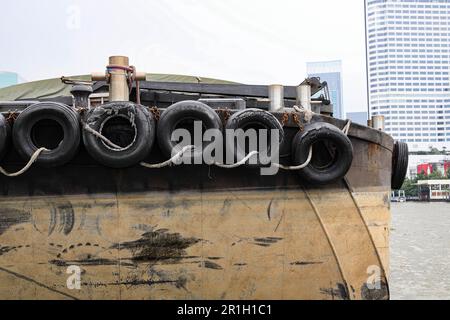 Alte Autoreifen wurden als Bootskissen mit anderen und am Fährpier benutzt. Stockfoto