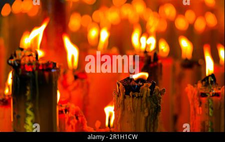 Gelbe Wachskerzen chinesische Kerzen mit Glückssymbol, die rote chinesische Kerze in einem chinesischen Tempel oder Schrein brennen. Schreiben Sie auf Chinesisch, um Glück und Glückssymbol zu bedeuten. Stockfoto