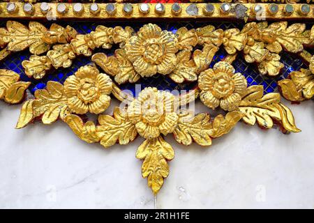 Dekorativer, traditioneller thailändischer Stil, goldener Stuck und Kunst an der Wand. Stockfoto