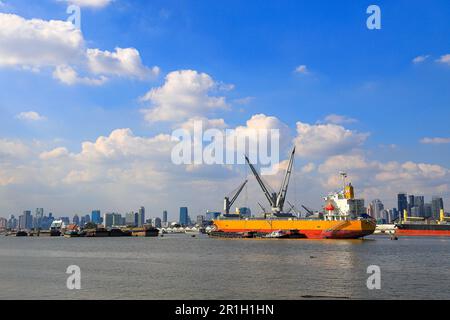 Frachtschiff oder Seeschiff mit Kranen im internationalen Hafen, mit CBD-Hintergrund Logistik und Transport Import Export Industry Concept. Stockfoto