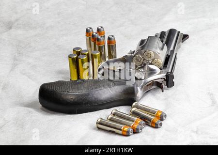 Die kompakte Revolverpistole, M60-Pistole mit j-Rahmen, Seitenansicht hinten links, mit Schließzylinder, isoliert auf weißer Schürze für den Einsatz vorbereitet. Stockfoto