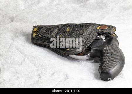 Die kompakte Revolverpistole, M60-Pistole mit j-Rahmen, Seitenansicht hinten links, mit Schließzylinder, für den Einsatz im alten Pistolenholster vorbereiten. Stockfoto