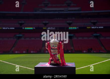Die Trophäe, die vor dem Finale des Vitality Women's FA Cup im Wembley Stadium in London ausgestellt wird. Foto: Sonntag, 14. Mai 2023. Stockfoto