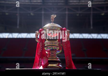 Die Trophäe, die vor dem Finale des Vitality Women's FA Cup im Wembley Stadium in London ausgestellt wird. Foto: Sonntag, 14. Mai 2023. Stockfoto
