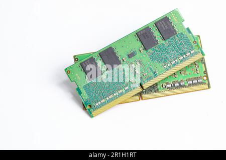 Computer Notebook Speichermodul Typ Grün DDR3 4/8 Chip isoliert auf weißem Hintergrund. Stockfoto