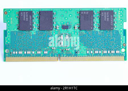 Computer Notebook Speichermodul Typ Grün DDR3 4/8 Chip isoliert auf weißem Hintergrund. Stockfoto