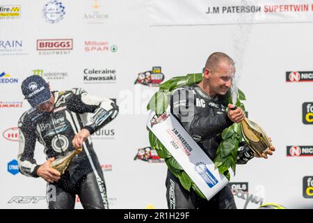 Portstewart, Großbritannien. 13. Mai 2023. Richard Cooper auf dem Podium, nachdem er das J M Paterson SuperTwin Klassenrennen bei der Northwest 200 gewann. Positionen 1. Richard Cooper. 2. Jeremy McWilliams. 3. Adam McLean Credit: Bonzo/Alamy Live News Stockfoto