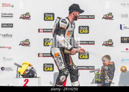 Portstewart, Großbritannien. 13. Mai 2023. Richard Cooper auf dem Podium, nachdem er das J M Paterson SuperTwin Klassenrennen bei der Northwest 200 gewann. Positionen 1. Richard Cooper. 2. Jeremy McWilliams. 3. Adam McLean Credit: Bonzo/Alamy Live News Stockfoto