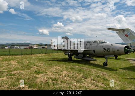 Alte Militärflugzeuge werden im Militärhistorischen Museum ausgestellt, das sich auf dem ehemaligen Militärstützpunkt in Piestany Airport in der Westslowakei befindet. Die Ausstellungen des Museums konzentrieren sich auf Flugzeuge und Fahrzeuge, die von den tschechoslowakischen und slowakischen Streitkräften sowie anderen Warschauer Paktkräften zwischen 1945 und 1992 genutzt wurden. Stockfoto