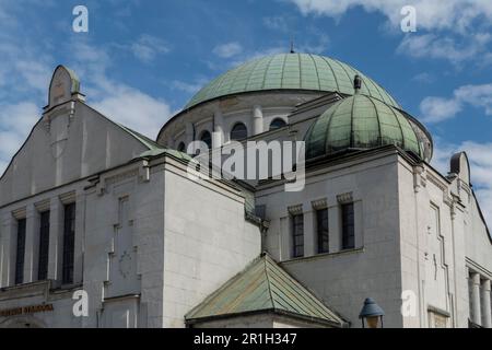 Vorderansicht der alten jüdischen Synagoge, die 1913 vom Berliner Architekten Richard Scheibner mit byzantinischen und maurorientalischen Elementen erbaut wurde und heute ein Kulturzentrum in der Stadt Trencín in der westlichen Slowakei ist. Stockfoto