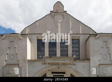 Vorderansicht der alten jüdischen Synagoge, die 1913 vom Berliner Architekten Richard Scheibner mit byzantinischen und maurorientalischen Elementen erbaut wurde und heute ein Kulturzentrum in der Stadt Trencín in der westlichen Slowakei ist. Stockfoto