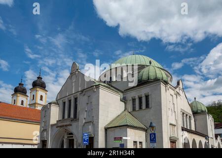 Vorderansicht der alten jüdischen Synagoge, die 1913 vom Berliner Architekten Richard Scheibner mit byzantinischen und maurorientalischen Elementen erbaut wurde und heute ein Kulturzentrum in der Stadt Trencín in der westlichen Slowakei ist. Stockfoto