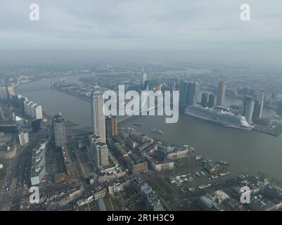 Rotterdam, 15. februar 2023, Niederlande. Erleben Sie den Zauber von Rotterdams geschäftigem Stadtzentrum, während Sie über das Wahrzeichen der Stadt schweben Stockfoto