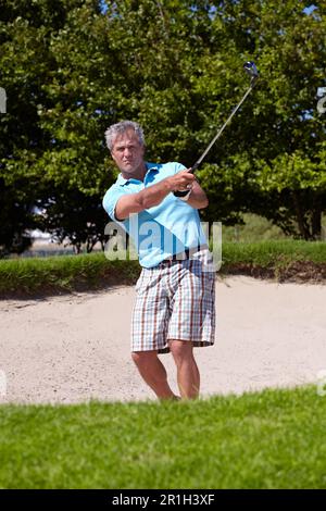 Sport, Porträt und alter Mann mit Golfschlägerschaukel im Freien für Fitness, Training und Training. Face, Golf und Senior männlicher Golfer, der sich schwingt Stockfoto