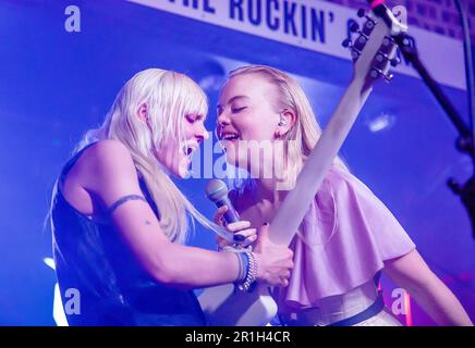 Traumfrau im Rockin' Chair in Wrexham im Rahmen des Focus Wales 2023 Festivals am 6. Mai 2023. Stockfoto