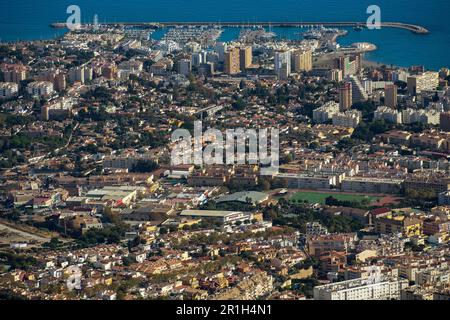 Benalmádena, Spanien - Nov. 24 2022: Zentrum von Benalmádena und die Küste mit dem Hafen von oben; spanische Stadtmauer Stockfoto