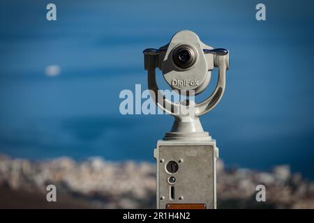 Benalmádena, Spanien November 24 2022 - Einzelfoto eines Münzturms mit Fernglas auf dem Gipfel des Monte Calamorro mit tiefblauem Meer in der Ferne Stockfoto