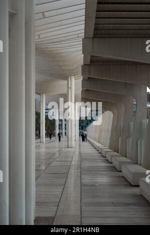 Málaga, Spanien - Nov. 25 2022: Abstrakte moderne Architekturdetails der Promenade des Palmeral de las Sorpresas am Muelle Dos Pier, Hafen von Malaga Stockfoto