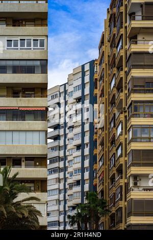 Málaga, Spanien - Nov. 25 2022: Nahaufnahme der traditionellen mediterranen Wohnhäuser an der Küste von Málaga, Spanien Stockfoto