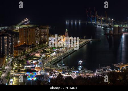 Málaga, Spanien - Nov. 25 2022: Luftaufnahme des Hafens von Málaga bei Nacht Stockfoto