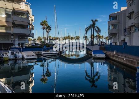 Benalmádena, Spanien - Nov. 26 2022: Wohngebiet mit Reflexionen und Palmen in Puerto Marina, Zentrum von Benalmádena Stockfoto