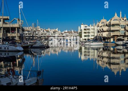 Benalmádena, Spanien - 26. November 2022: Klare Reflexion der weißen Wohnhäuser am Hafen von Benalmádena im Stadtzentrum Stockfoto