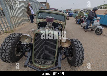 Rayleigh, Großbritannien. Mai 2023. Ein speziell angefertigter Hot Rod im Militärstil mit freiliegendem Motor und klassischem Nummernschild zieht bei einer öffentlichen Versammlung in Rayleigh, Essex, die Aufmerksamkeit auf sich. Umgeben von Vintage-Rollern, Motorrädern und lässig gekleideten Besuchern, feiert die Szene das britische Automobilerbe und die Kultur der Gemeinschaft. Farm Fresh Garage Truck und amerikanische Fahrzeuge werden gezeigt. Penelope Barritt/Alamy Live News Stockfoto