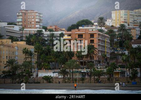 Benalmádena, Spanien - 26. November 2022: Das tägliche Leben am Strand von Benalmádena am Nachmittag Stockfoto