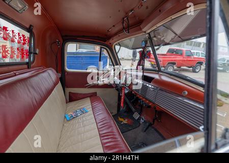 Rayleigh, Großbritannien. Mai 2023. Innenansicht eines klassischen Pickup-Trucks mit roter und beigefarbener Sitzbank, verchromter Armaturentafel und bodenmontierter Gangschaltung. Fotografiert bei einem Oldtimer-Treffen in Rayleigh, Essex. Farm Fresh Garage Truck und amerikanische Fahrzeuge werden gezeigt. Penelope Barritt/Alamy Live News Stockfoto