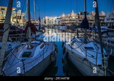 Benalmádena, Spanien - 26. November 2022: Yachten im Zentrum von Puerto Deportivo de Benalmádena bei Sonnenuntergang Stockfoto