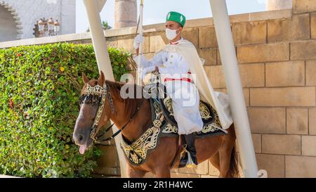 Rabat, Marokko - September 2022: Marokkanische Wache auf dem Pferd im Hassan Tower am Eingang des Mausoleums von Mohammed V. Stockfoto