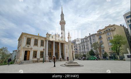 Istanbul, Türkei - April 2023: Die Moschee von Nisantasi Tesvikiye ist ein beeindruckendes Beispiel osmanischer Architektur im Viertel Nisantasi, Stockfoto