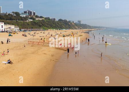 Bournemouth, Dorset, Großbritannien. 14. Mai 2023 Das Wetter in Großbritannien: Warm und sonnig am Strand von Bournemouth, wenn Besucher die Sonne am Meer genießen. Kredit: Carolyn Jenkins/Alamy Live News Stockfoto